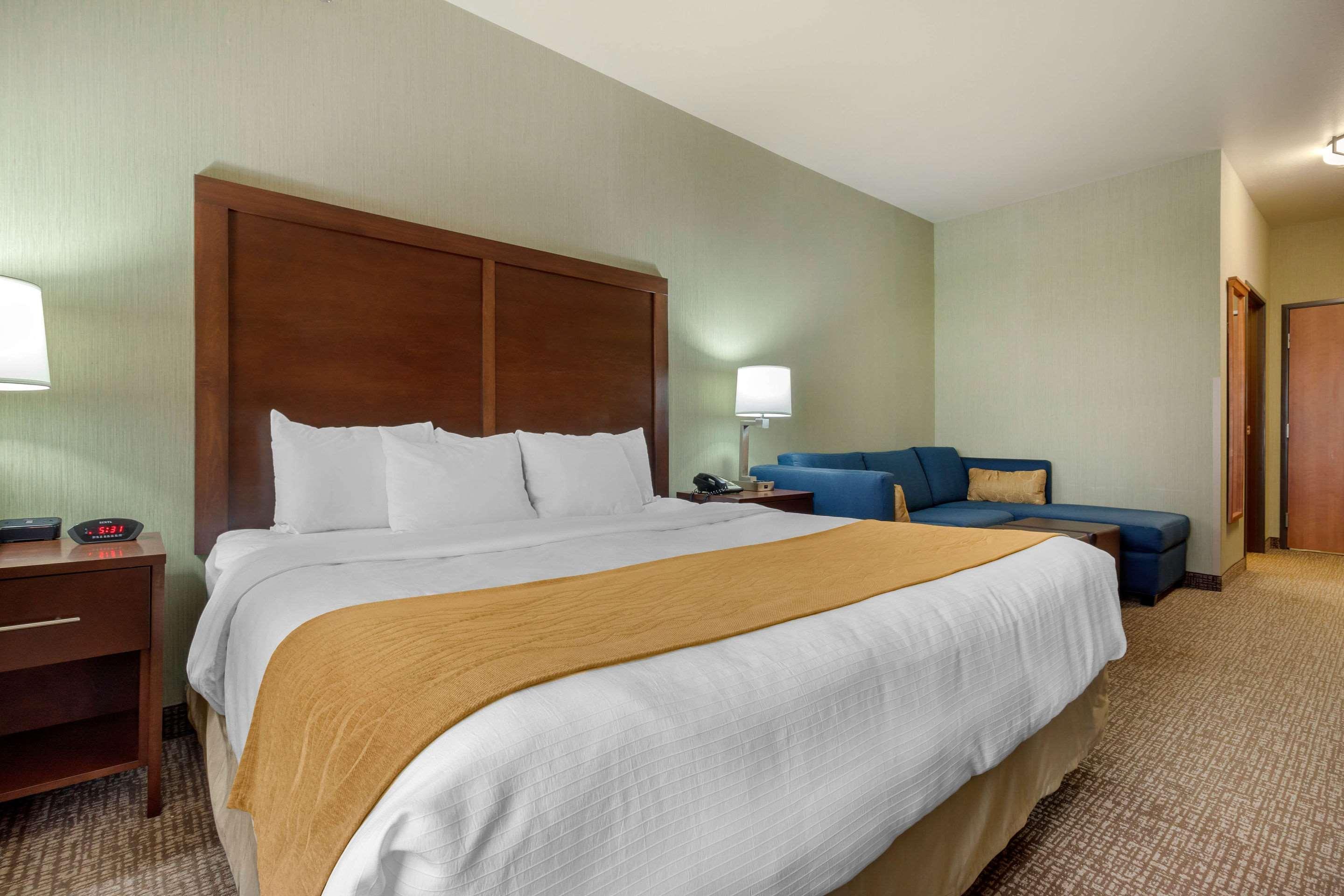 Comfort Inn & Suites Mitchell I-90 Bagian luar foto