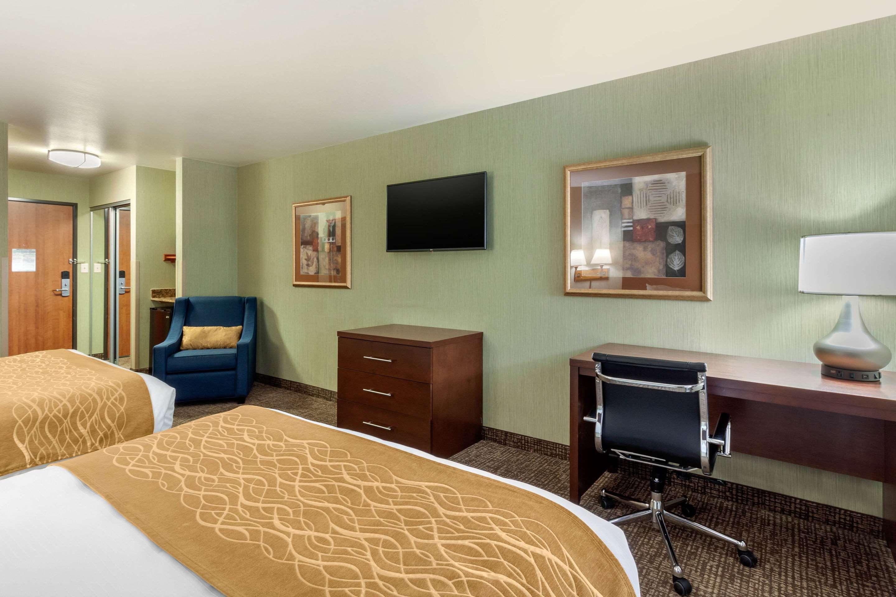 Comfort Inn & Suites Mitchell I-90 Bagian luar foto