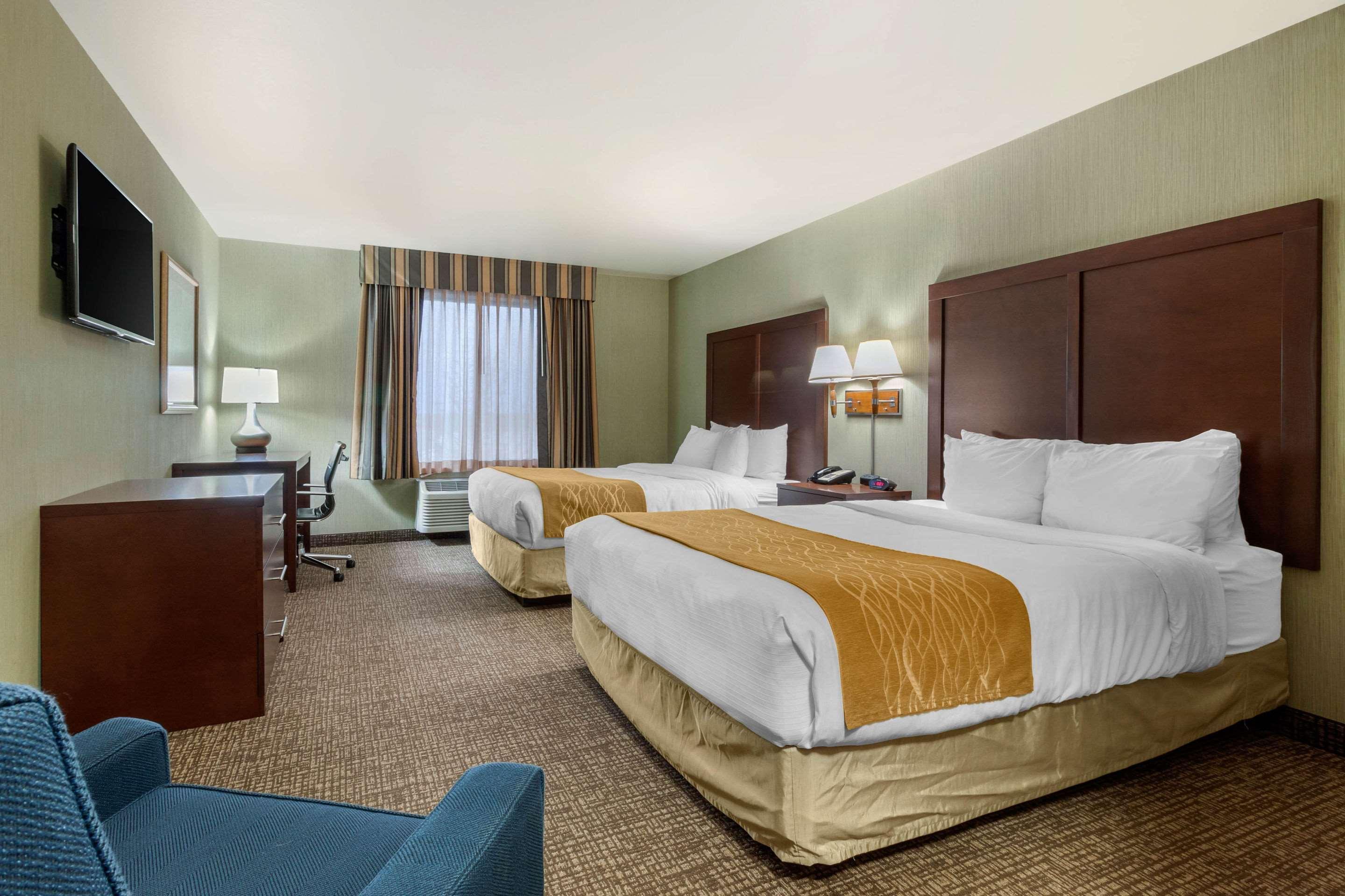 Comfort Inn & Suites Mitchell I-90 Bagian luar foto