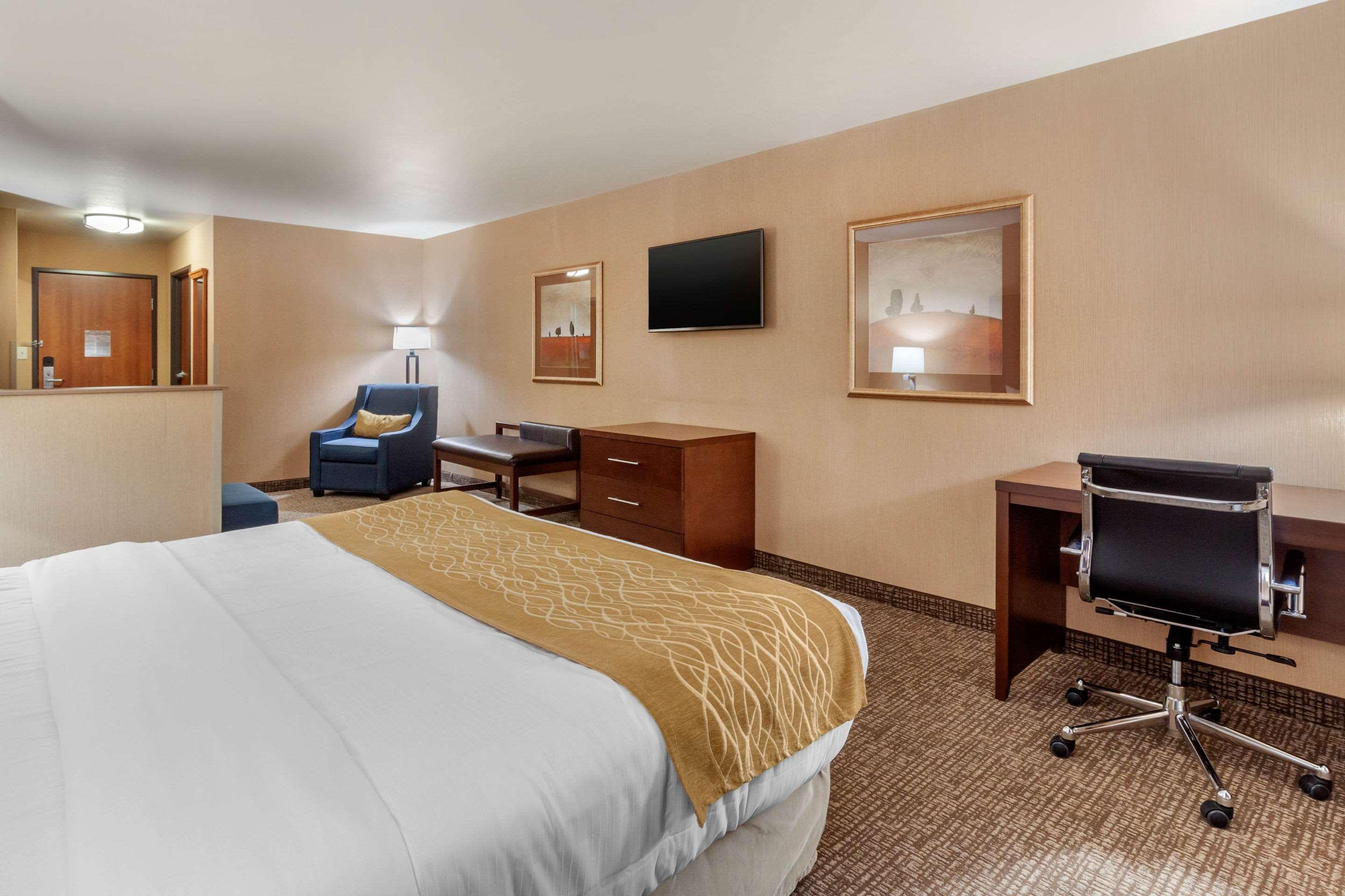Comfort Inn & Suites Mitchell I-90 Bagian luar foto