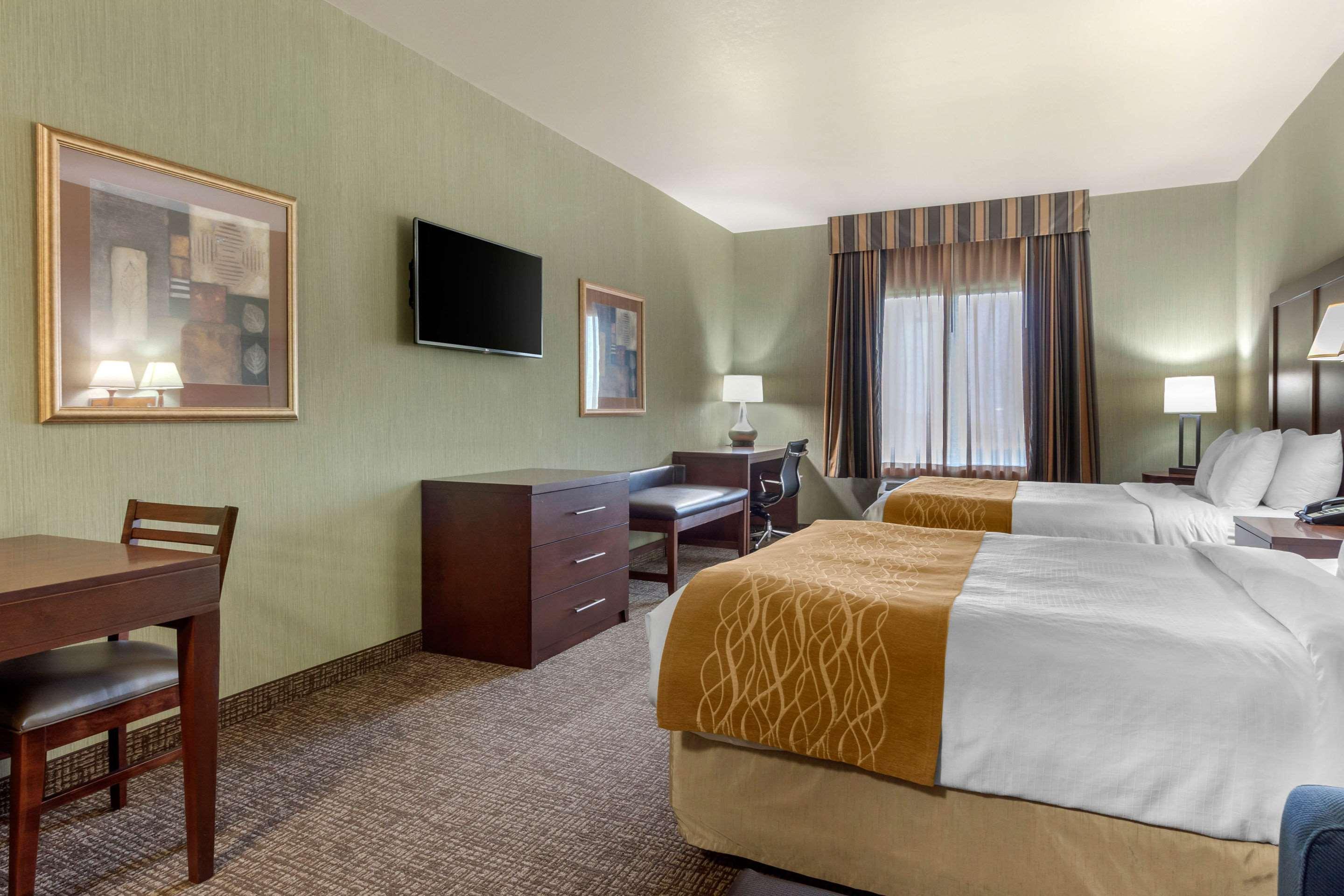 Comfort Inn & Suites Mitchell I-90 Bagian luar foto