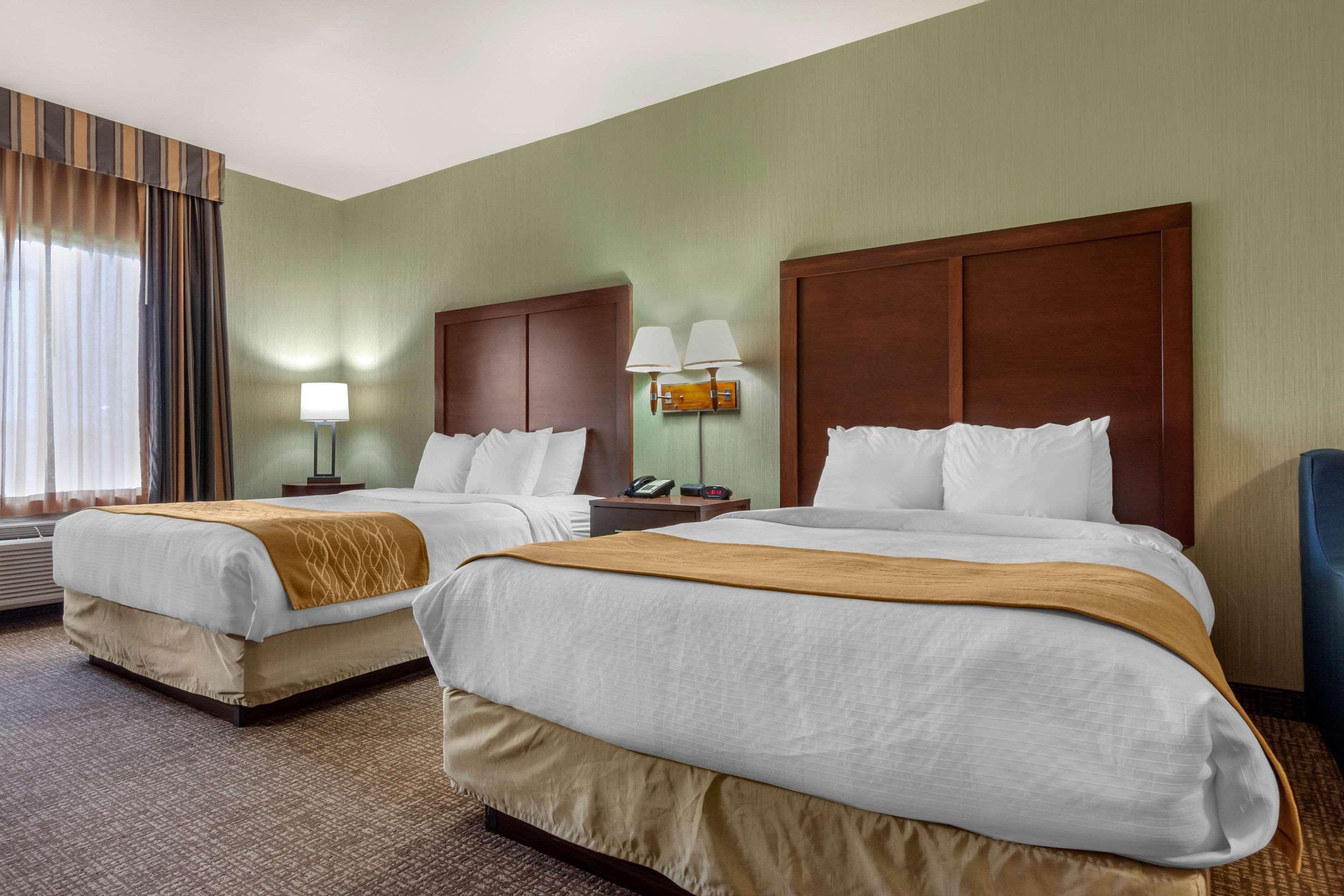 Comfort Inn & Suites Mitchell I-90 Bagian luar foto