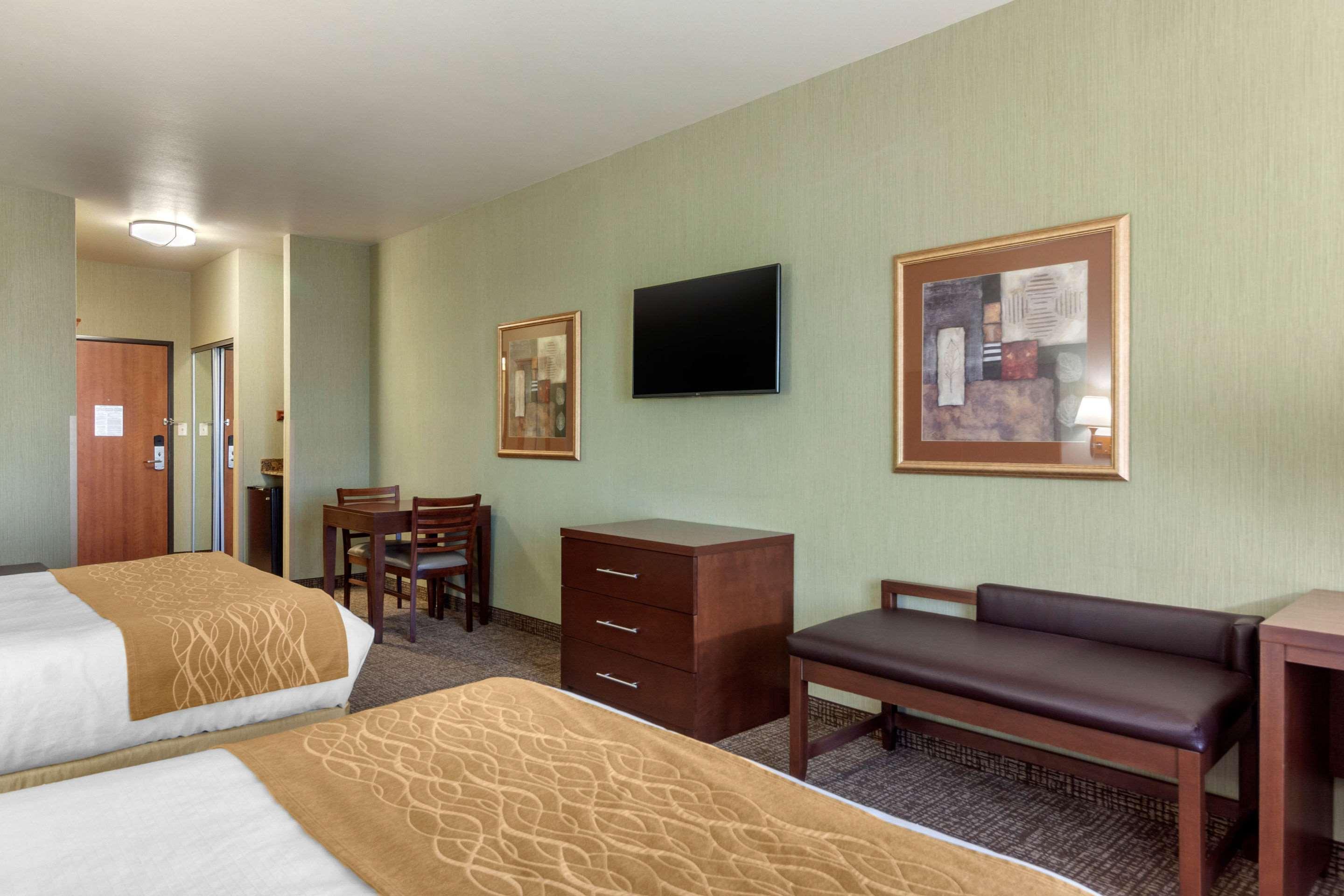 Comfort Inn & Suites Mitchell I-90 Bagian luar foto
