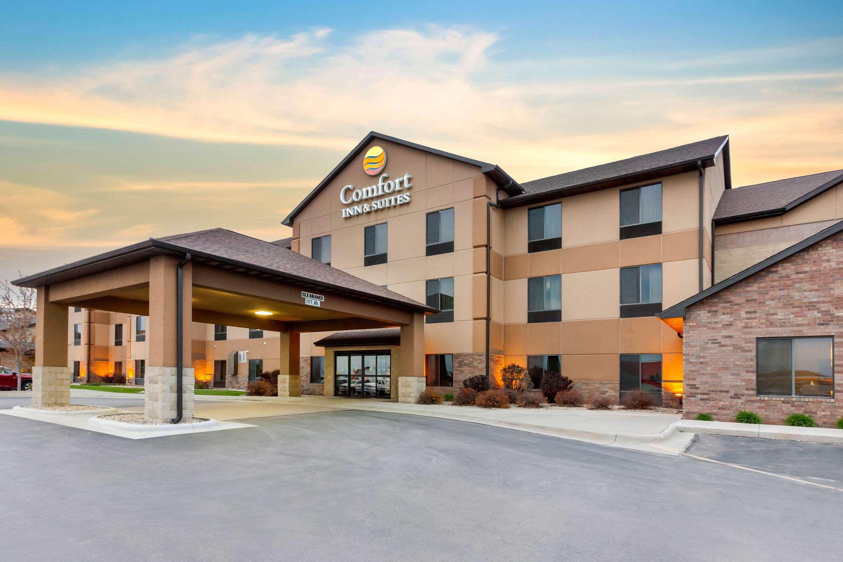 Comfort Inn & Suites Mitchell I-90 Bagian luar foto