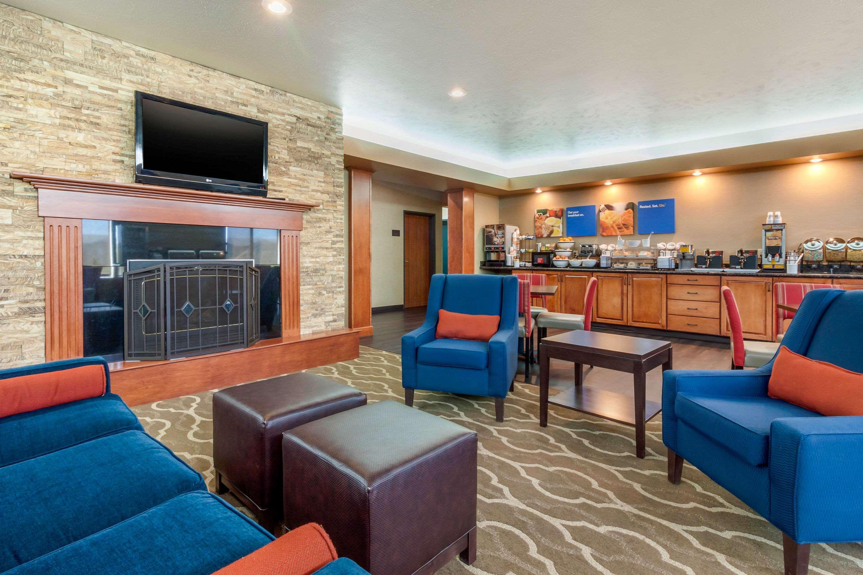 Comfort Inn & Suites Mitchell I-90 Bagian luar foto