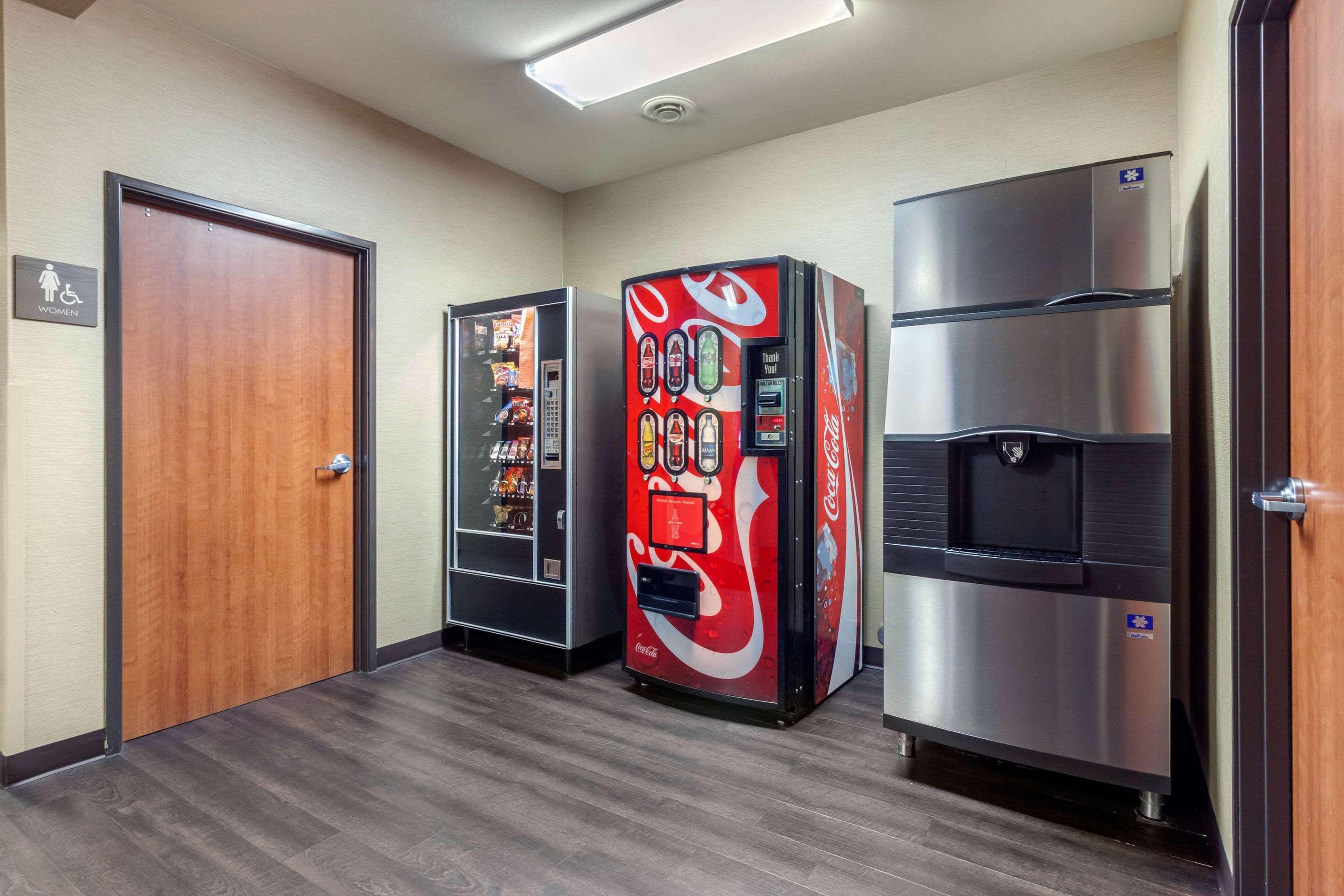 Comfort Inn & Suites Mitchell I-90 Bagian luar foto