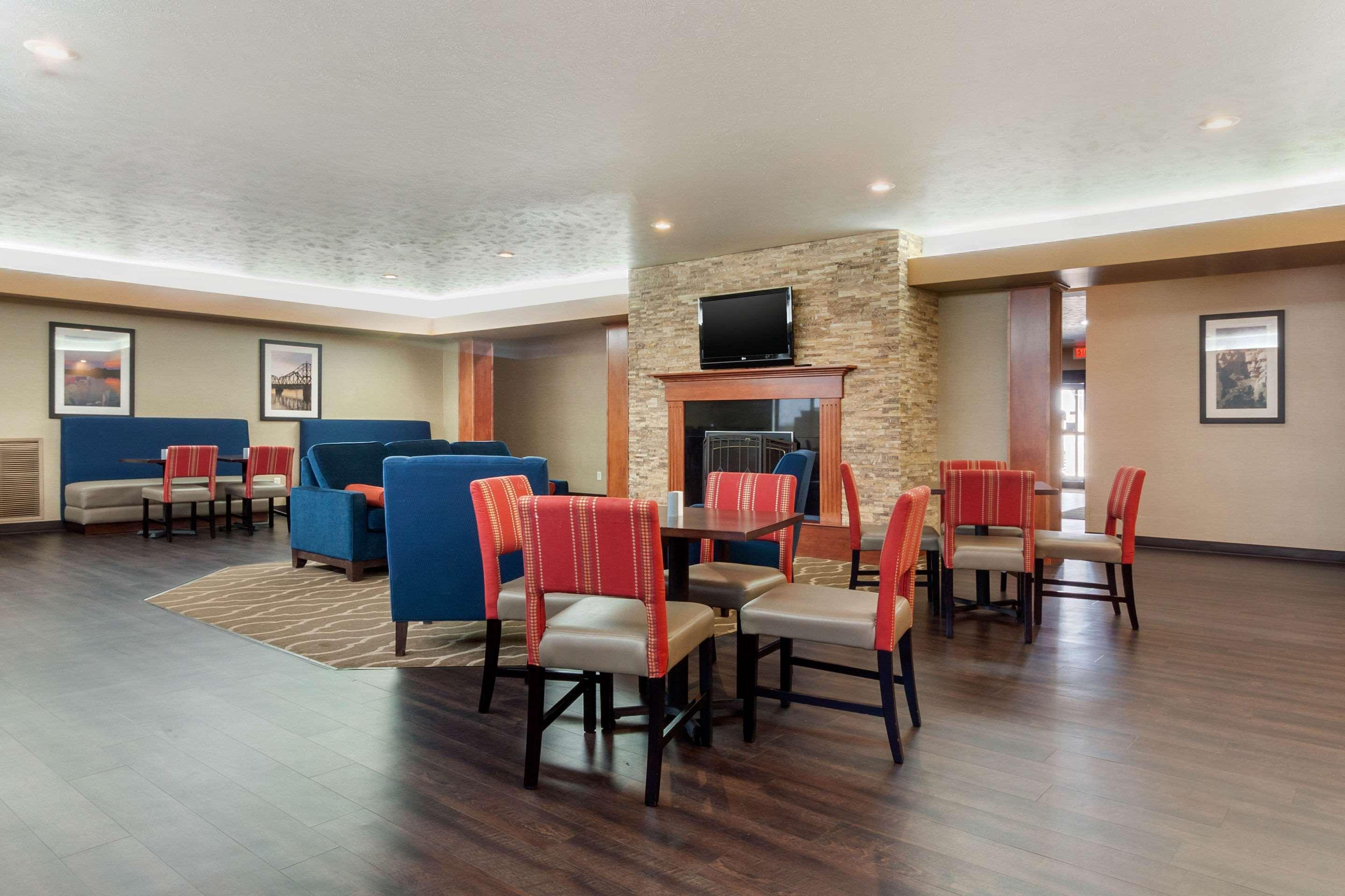 Comfort Inn & Suites Mitchell I-90 Bagian luar foto