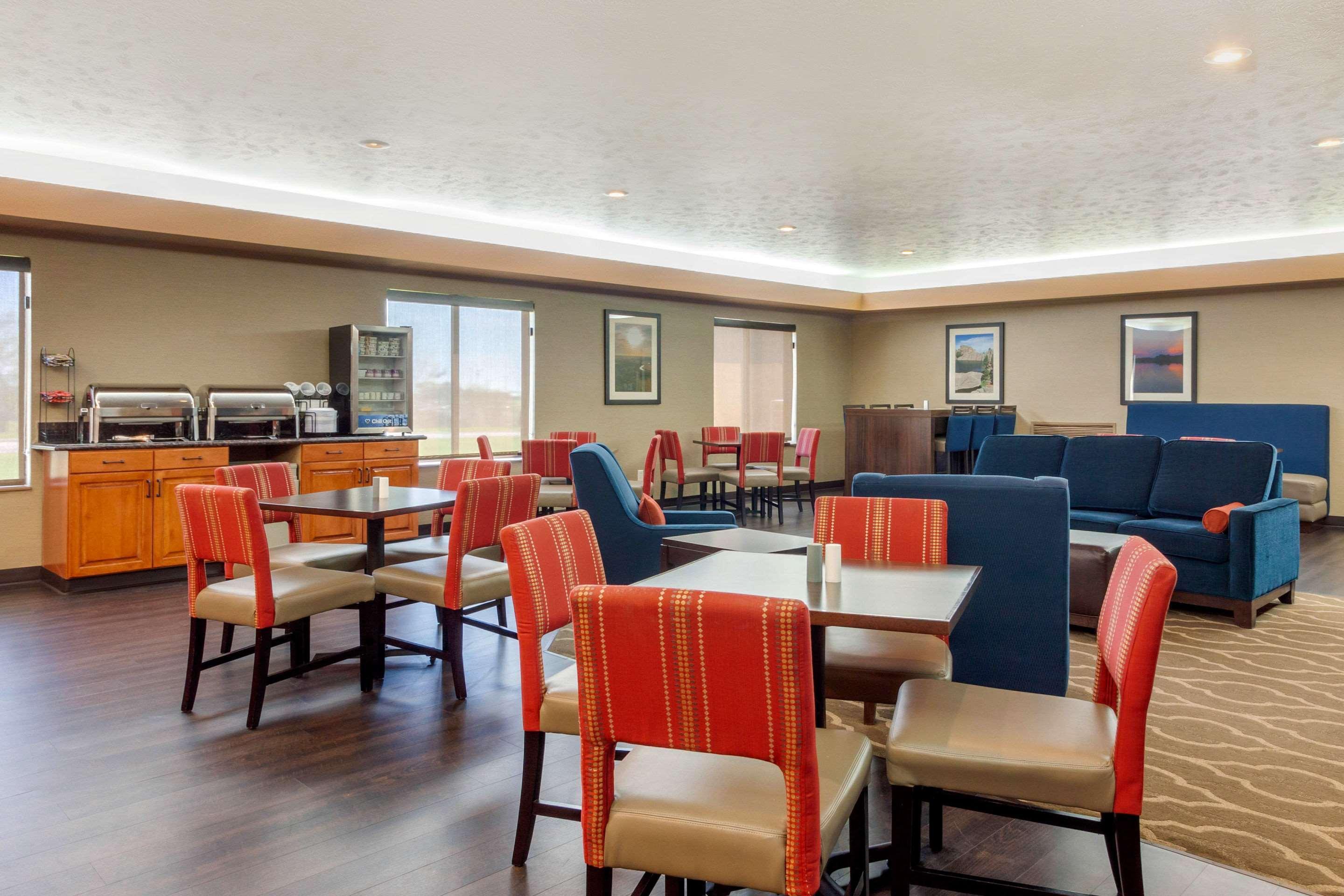 Comfort Inn & Suites Mitchell I-90 Bagian luar foto