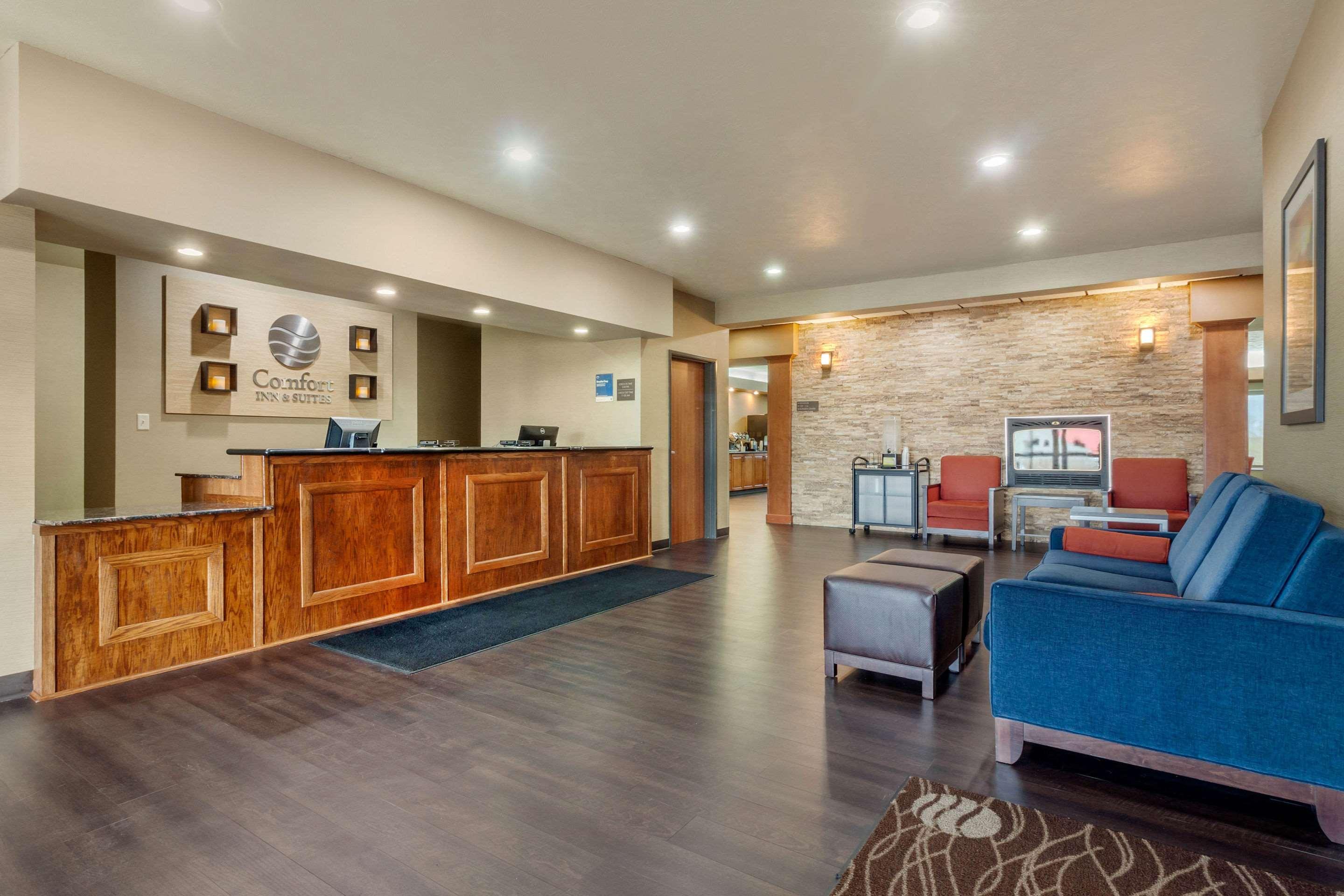 Comfort Inn & Suites Mitchell I-90 Bagian luar foto