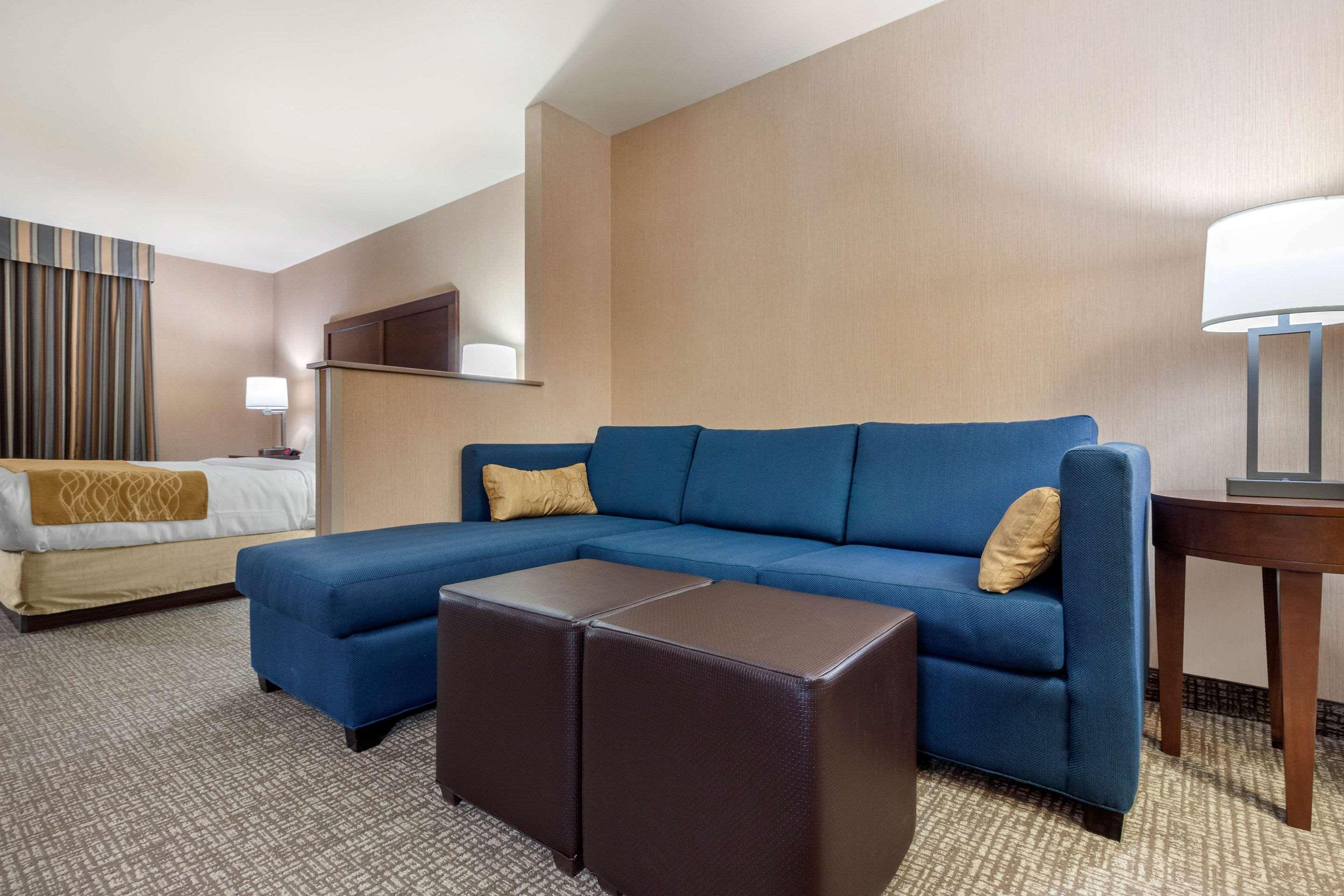 Comfort Inn & Suites Mitchell I-90 Bagian luar foto