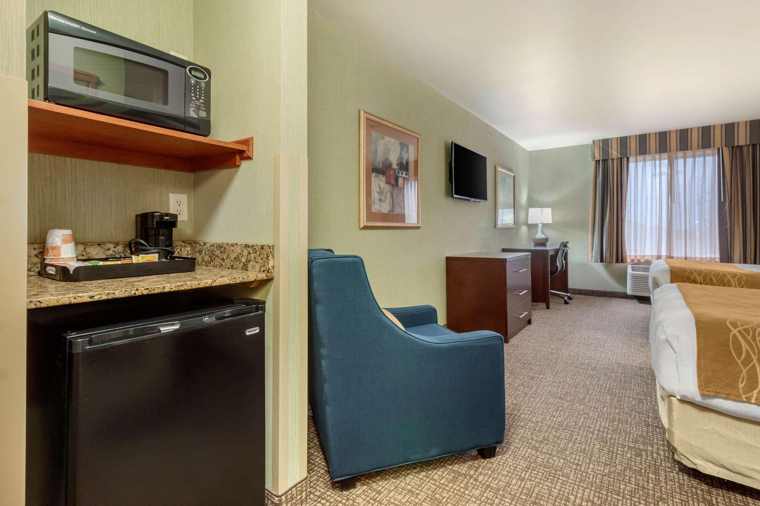 Comfort Inn & Suites Mitchell I-90 Bagian luar foto