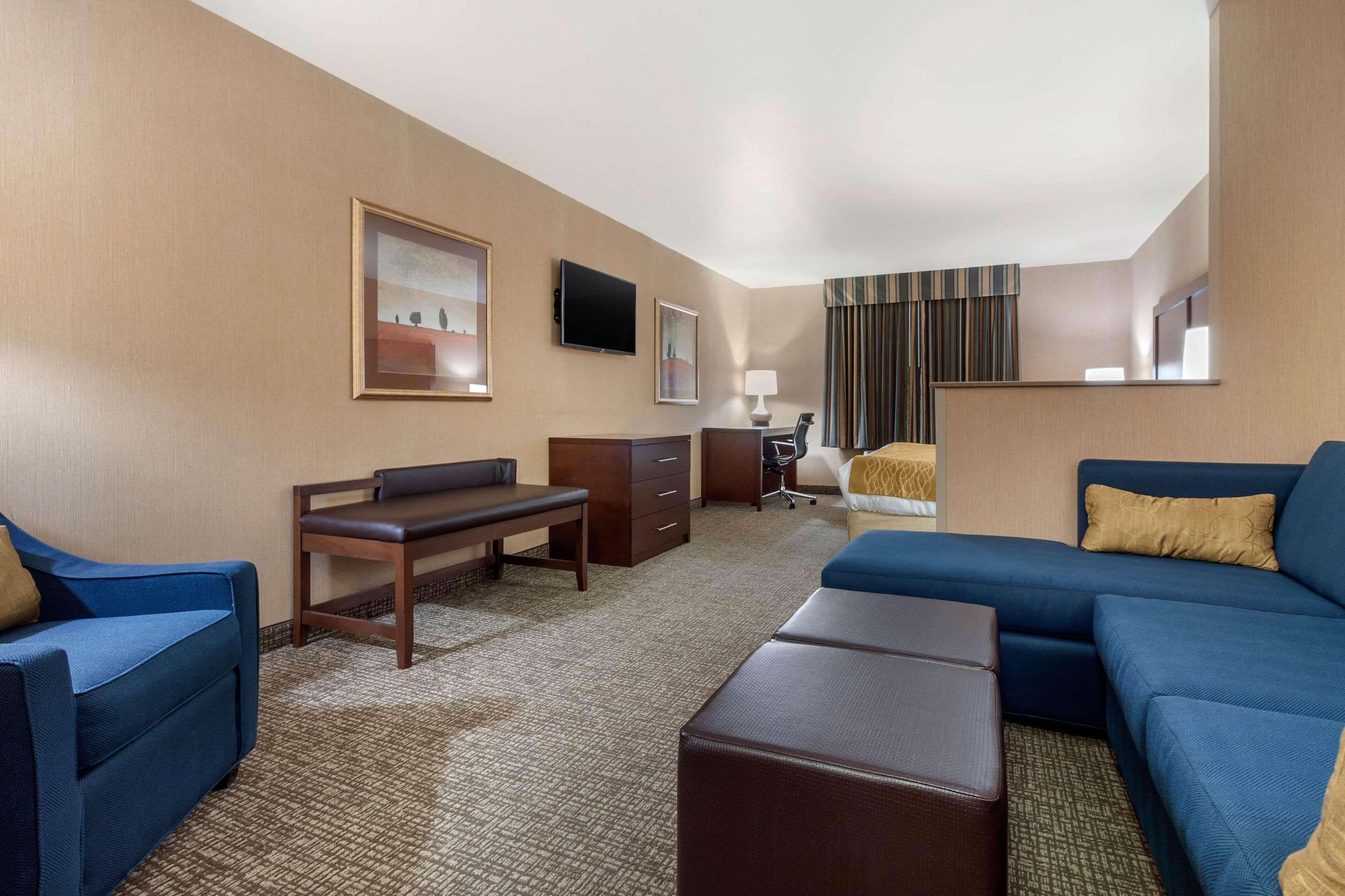 Comfort Inn & Suites Mitchell I-90 Bagian luar foto