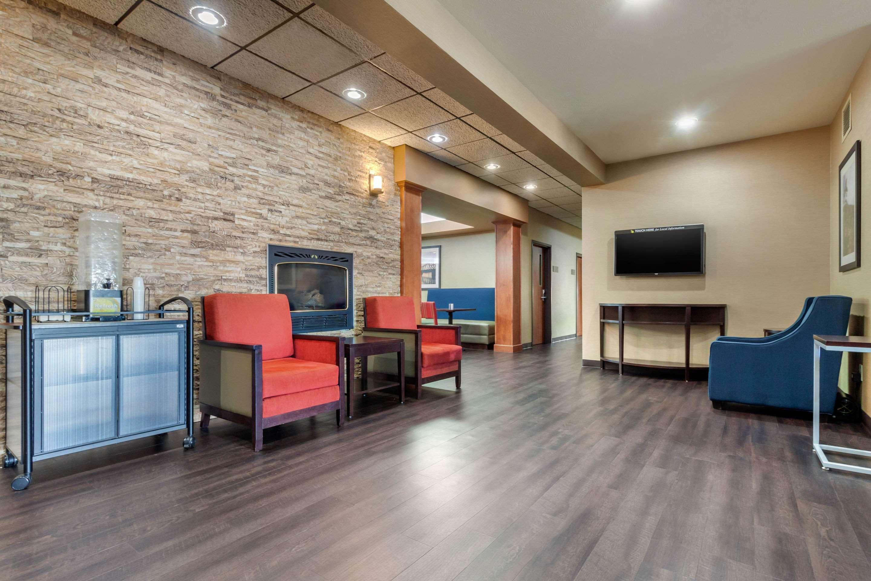 Comfort Inn & Suites Mitchell I-90 Bagian luar foto