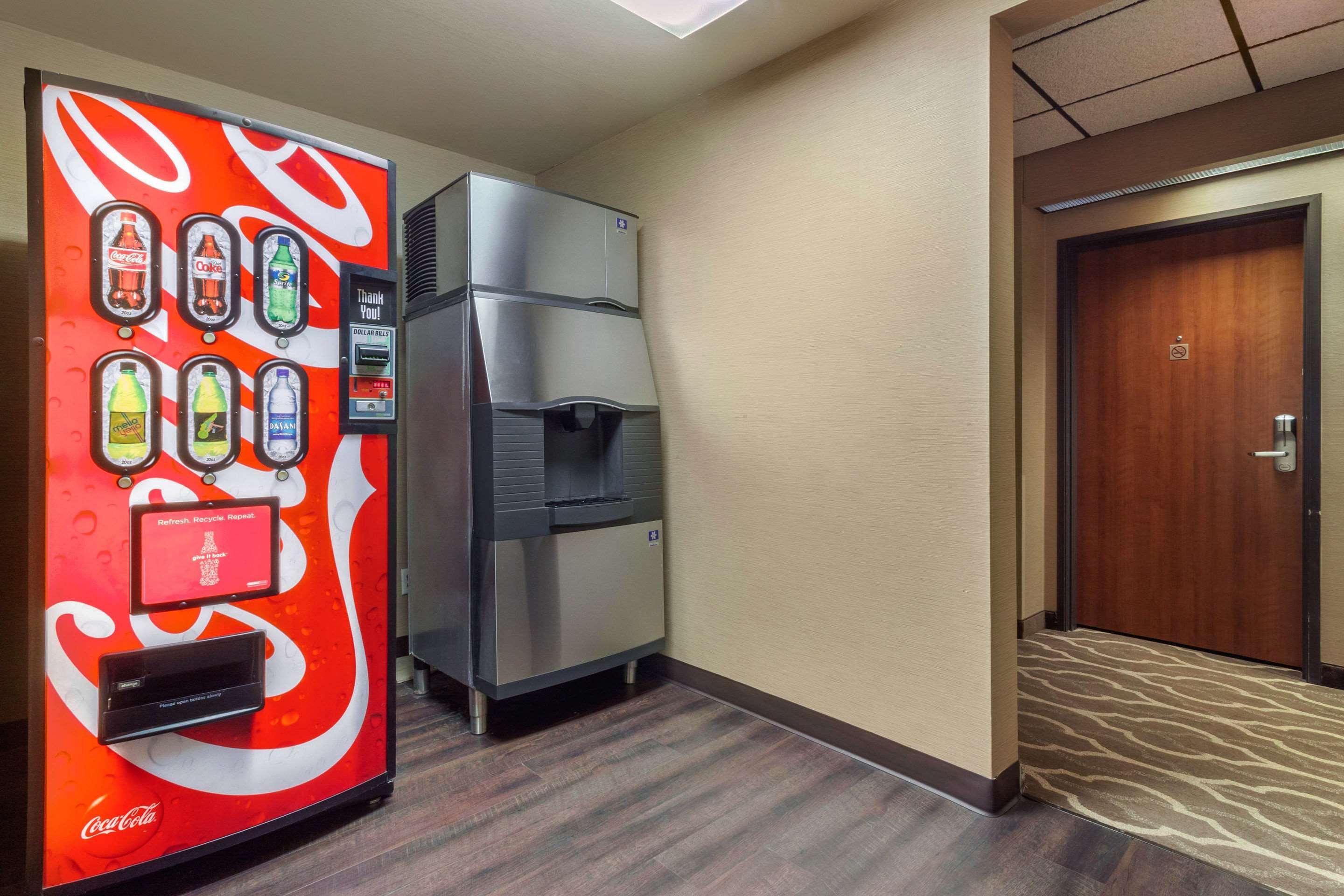 Comfort Inn & Suites Mitchell I-90 Bagian luar foto