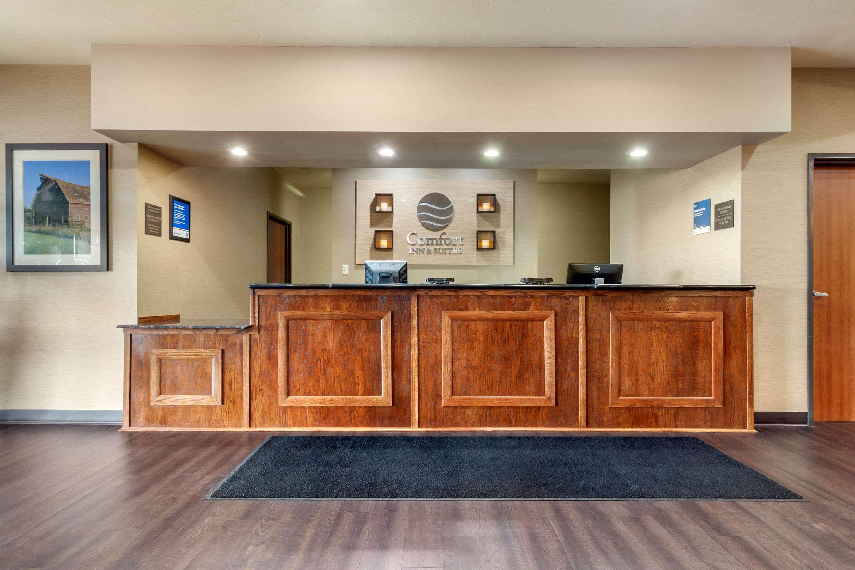 Comfort Inn & Suites Mitchell I-90 Bagian luar foto
