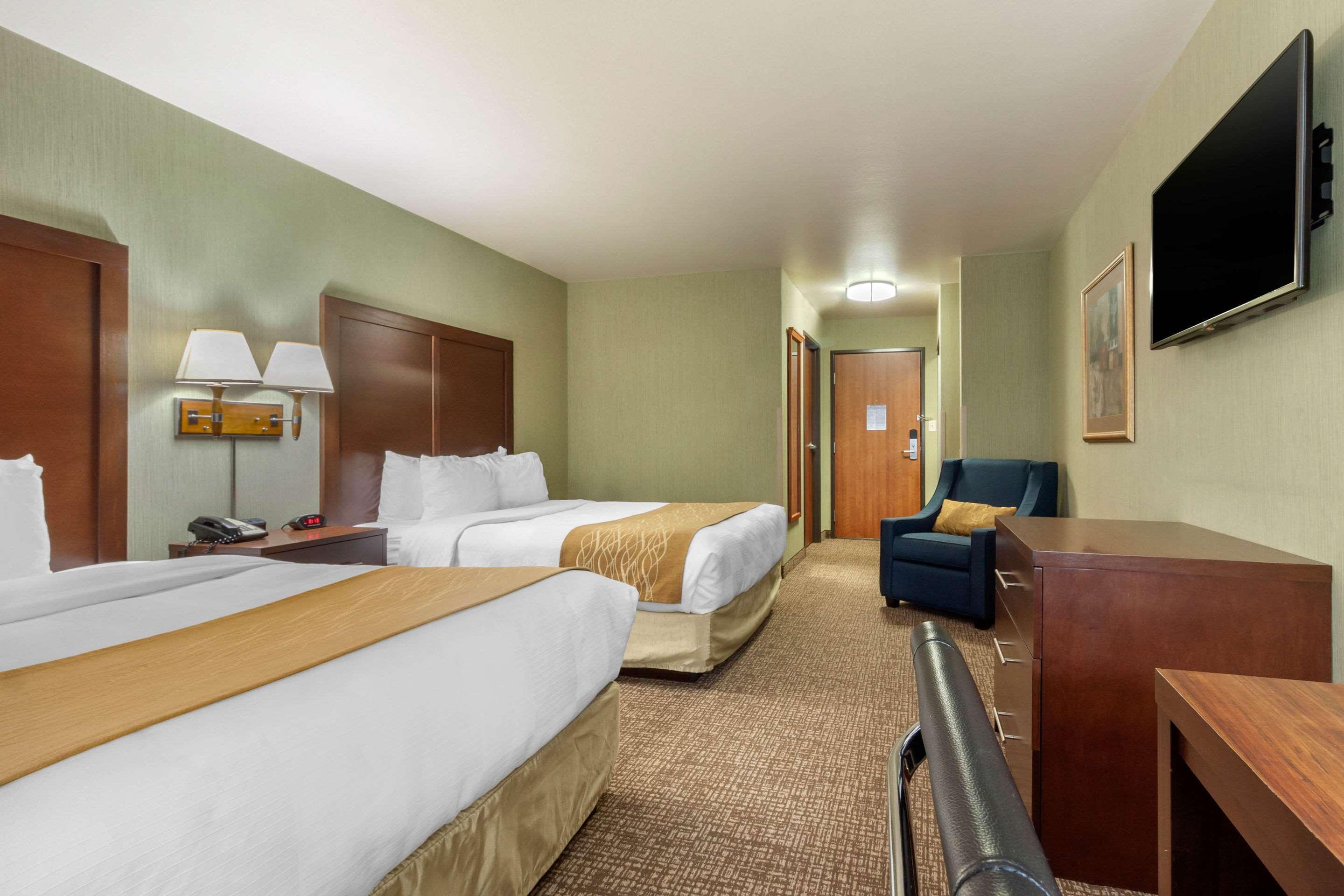 Comfort Inn & Suites Mitchell I-90 Bagian luar foto
