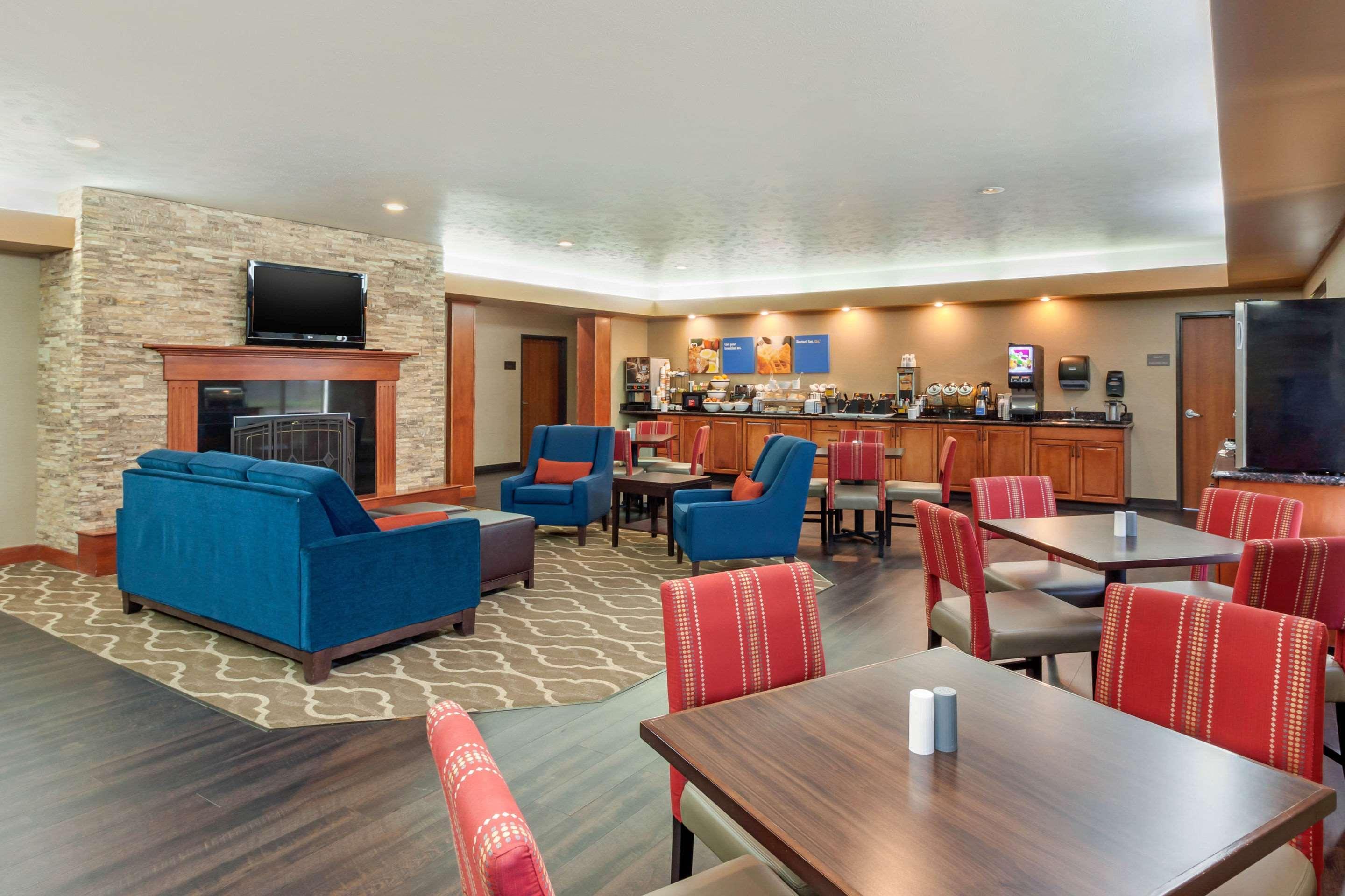 Comfort Inn & Suites Mitchell I-90 Bagian luar foto