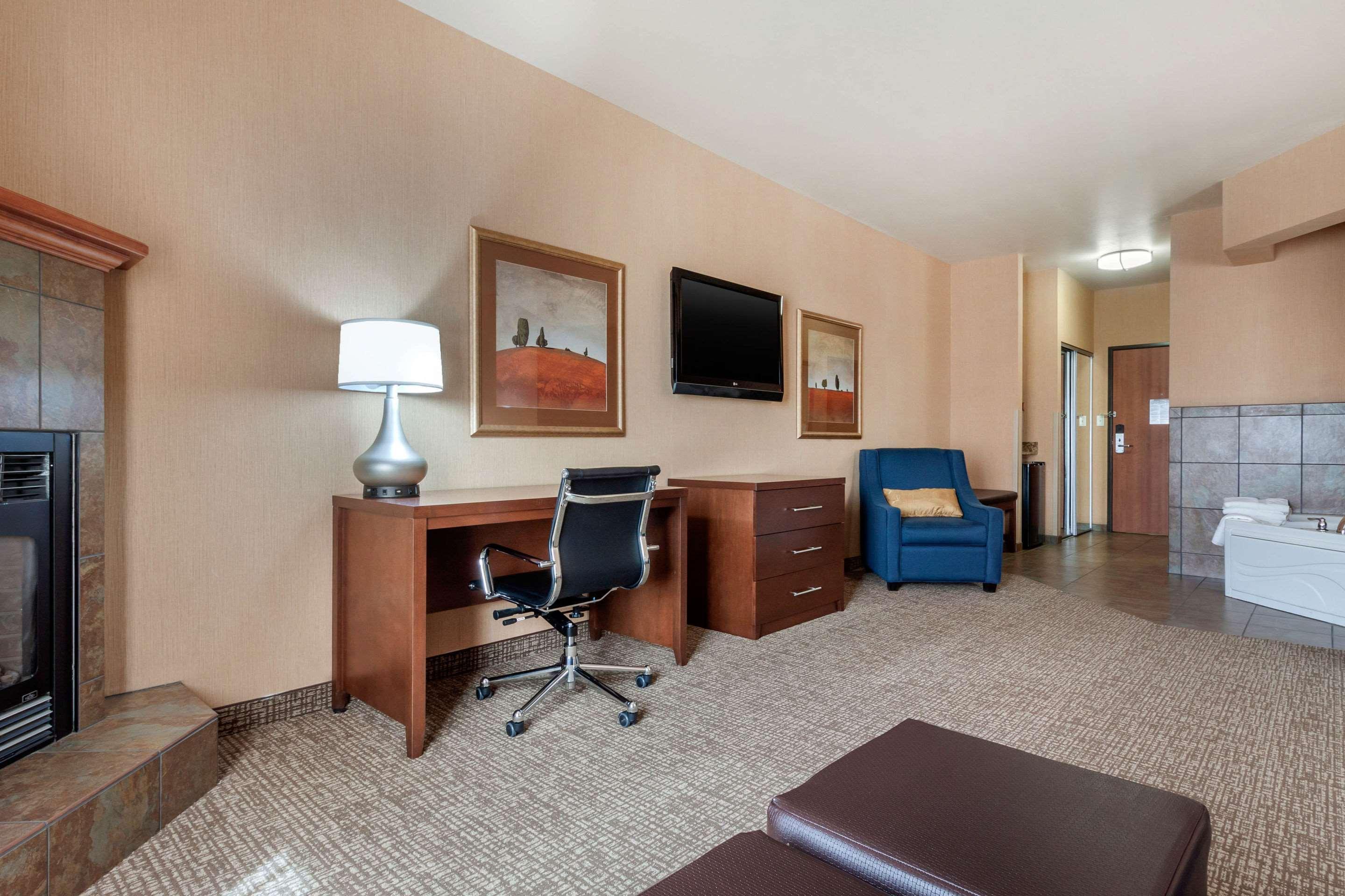 Comfort Inn & Suites Mitchell I-90 Bagian luar foto