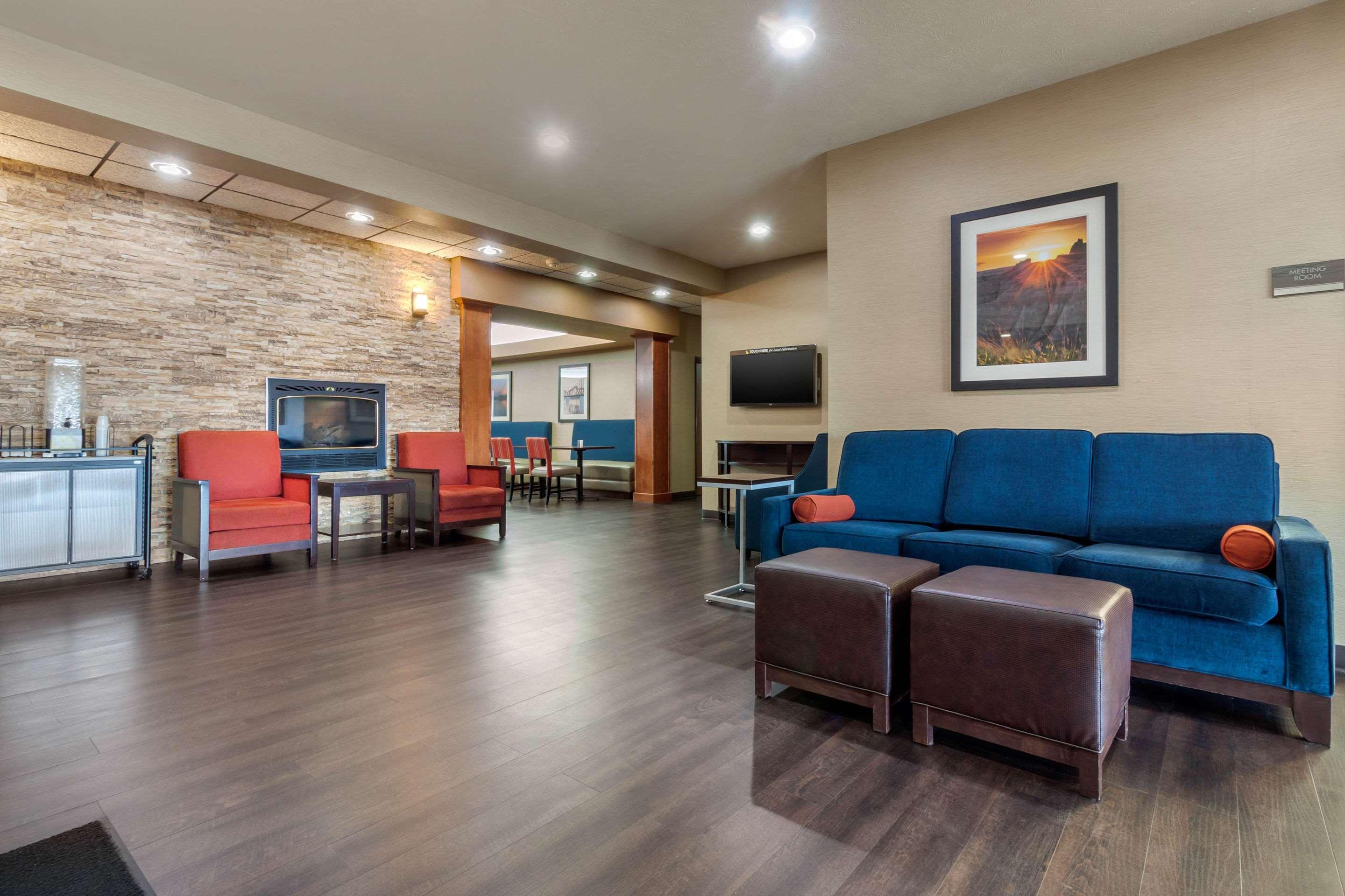 Comfort Inn & Suites Mitchell I-90 Bagian luar foto