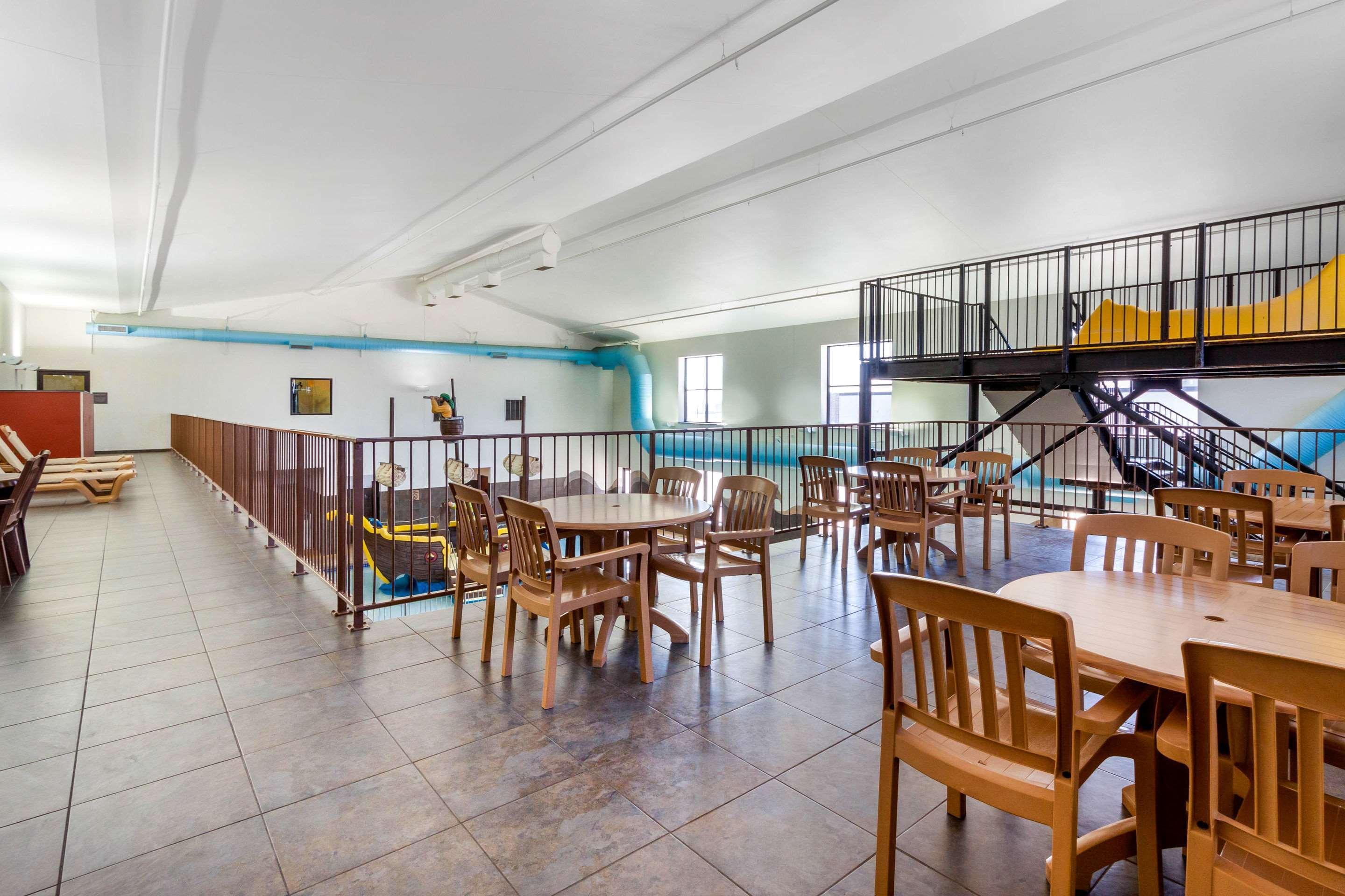 Comfort Inn & Suites Mitchell I-90 Bagian luar foto