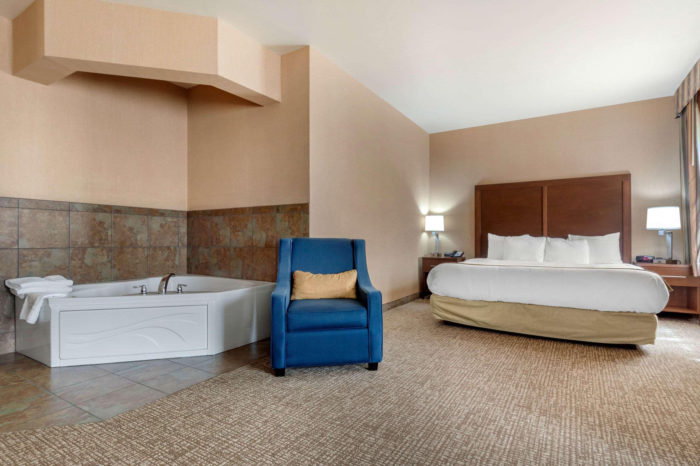 Comfort Inn & Suites Mitchell I-90 Bagian luar foto