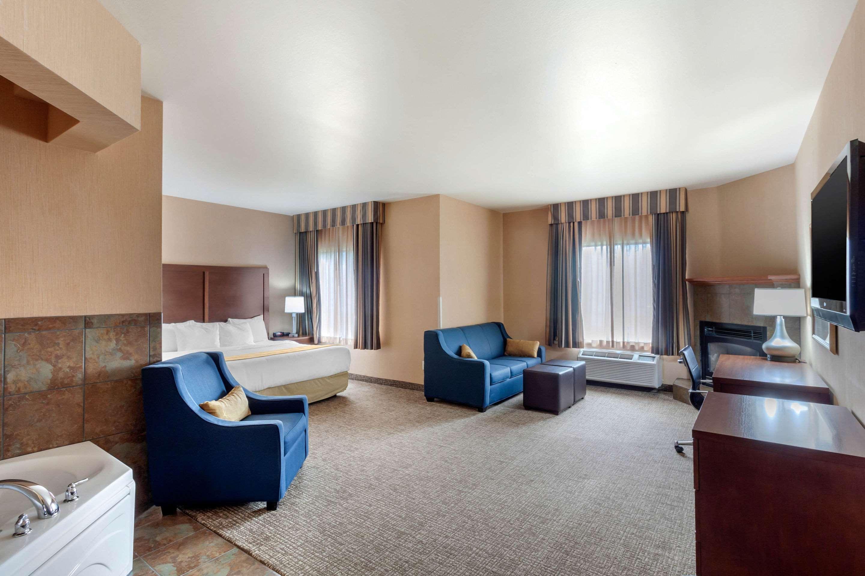 Comfort Inn & Suites Mitchell I-90 Bagian luar foto