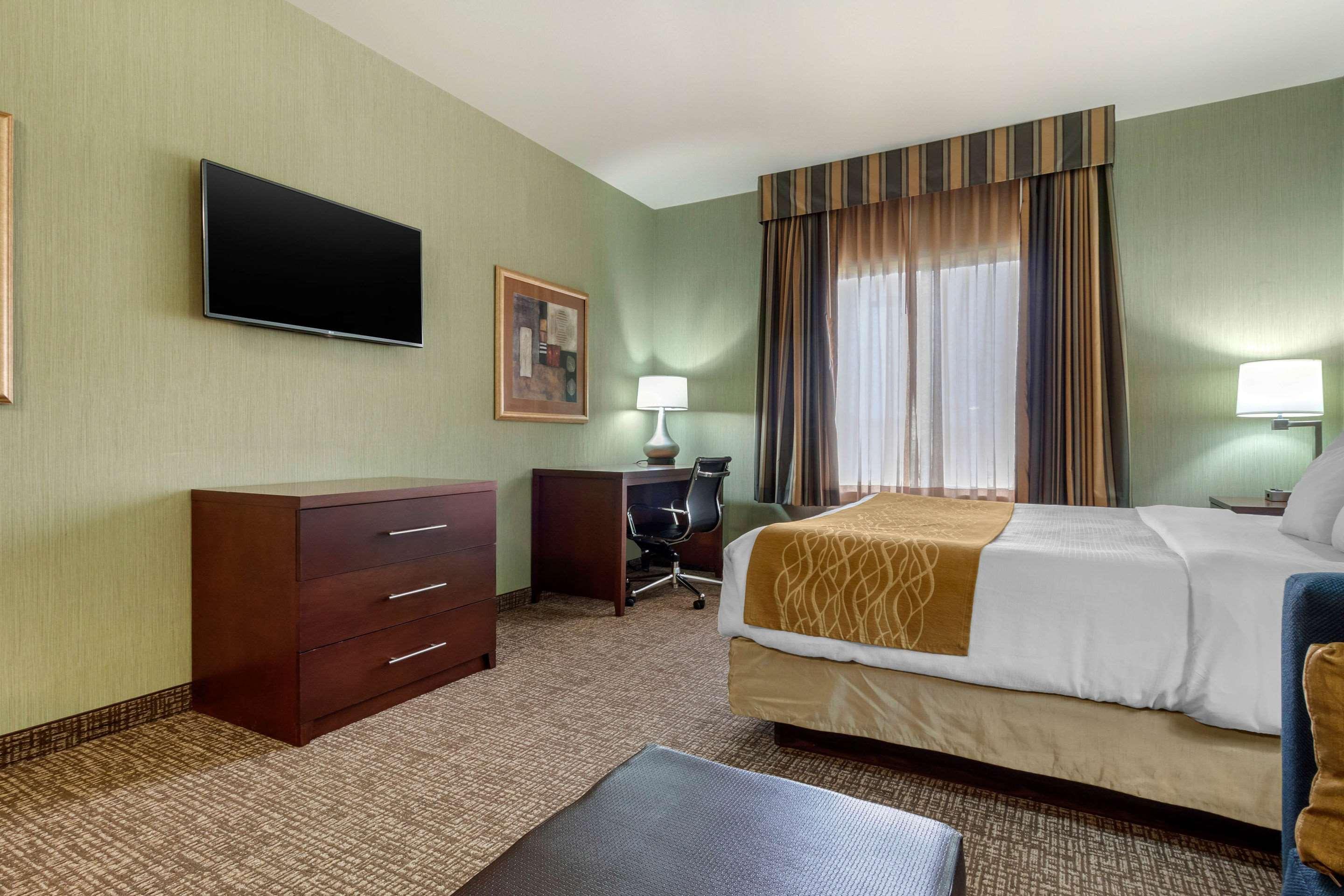 Comfort Inn & Suites Mitchell I-90 Bagian luar foto