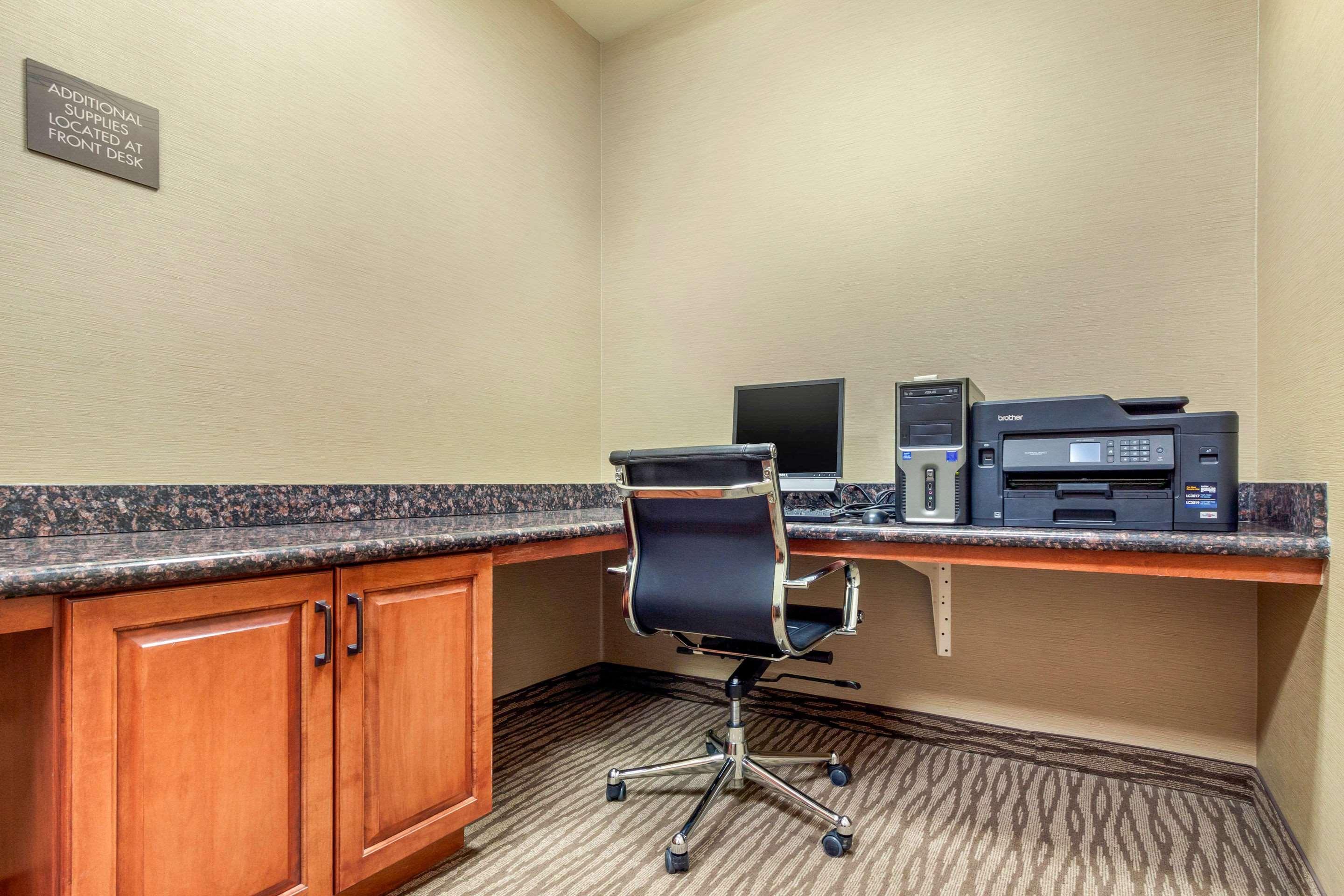 Comfort Inn & Suites Mitchell I-90 Bagian luar foto
