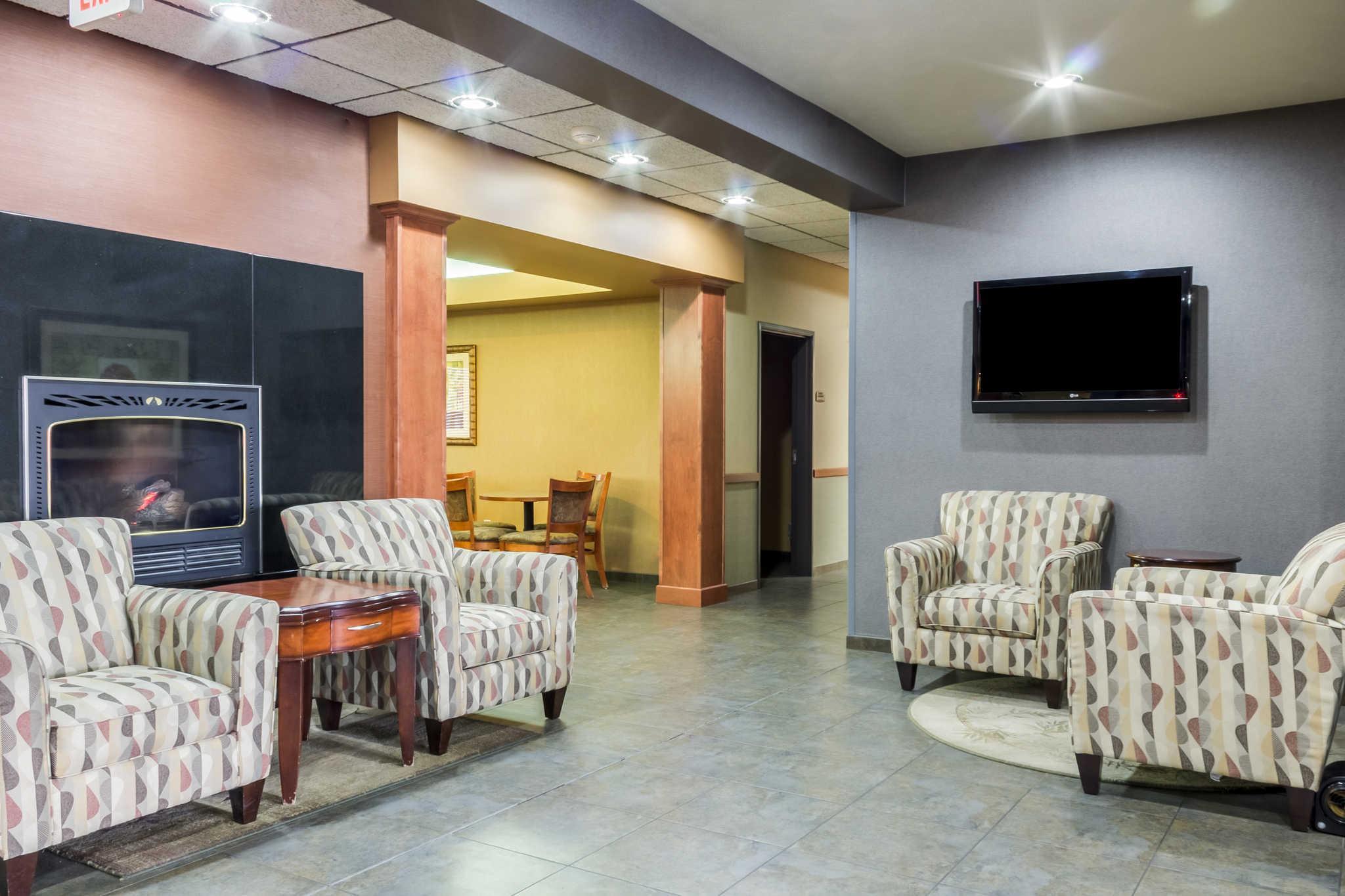 Comfort Inn & Suites Mitchell I-90 Bagian luar foto