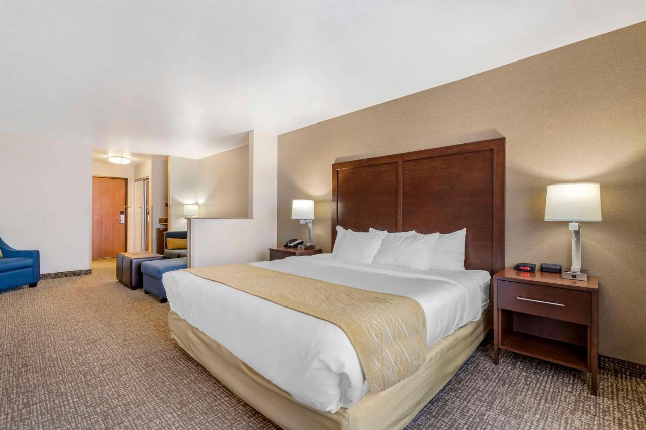 Comfort Inn & Suites Mitchell I-90 Bagian luar foto