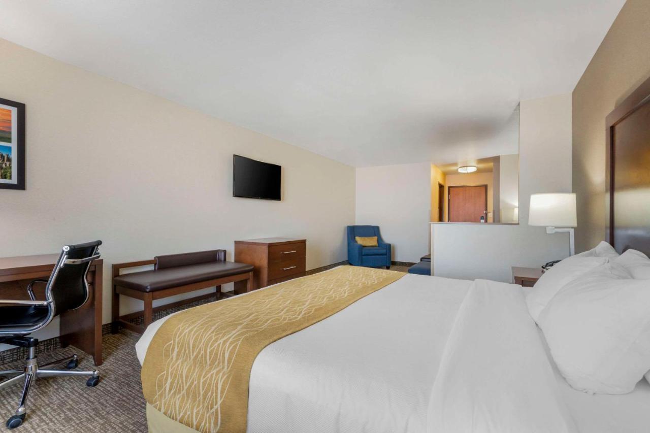 Comfort Inn & Suites Mitchell I-90 Bagian luar foto