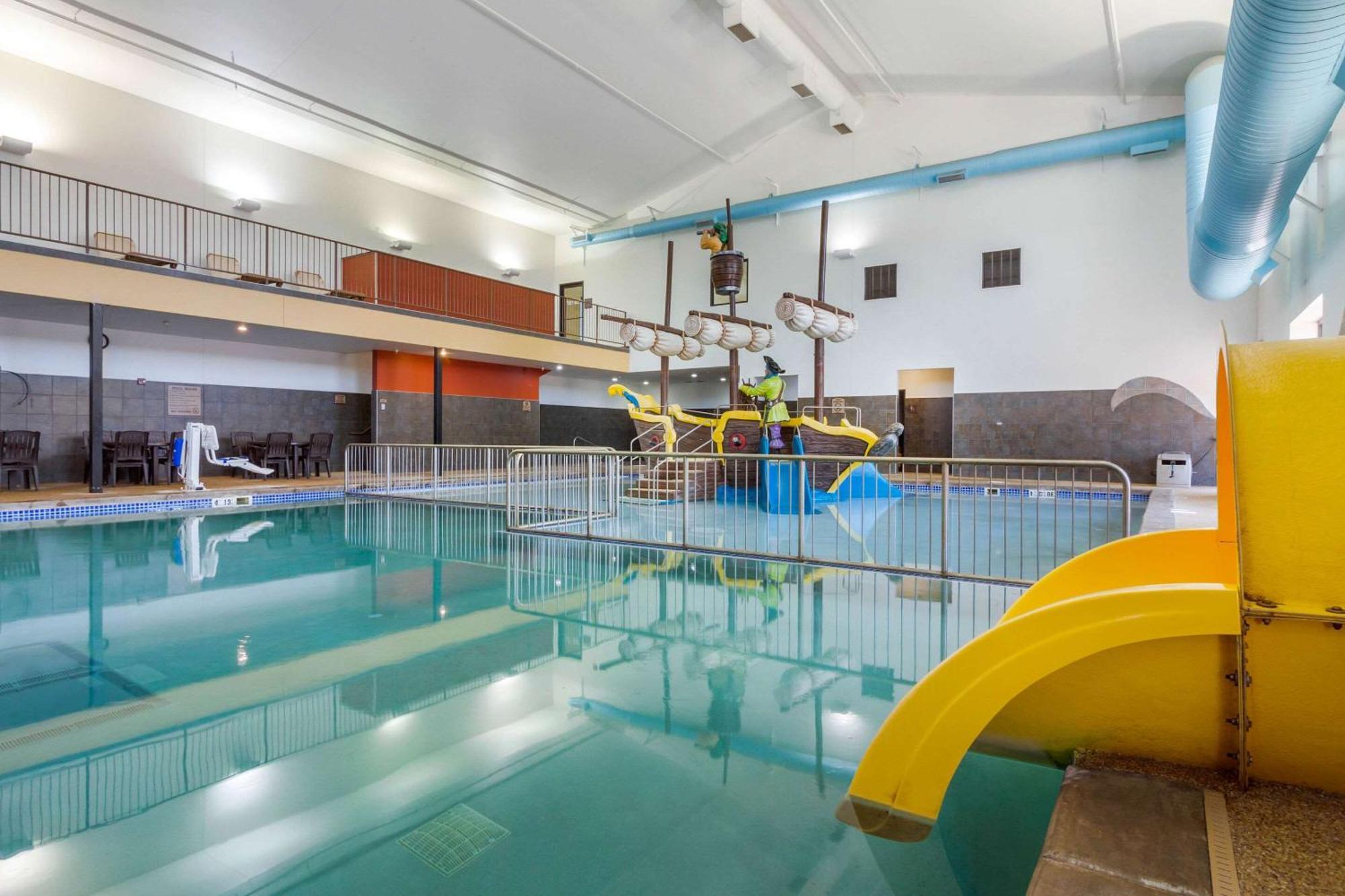 Comfort Inn & Suites Mitchell I-90 Bagian luar foto