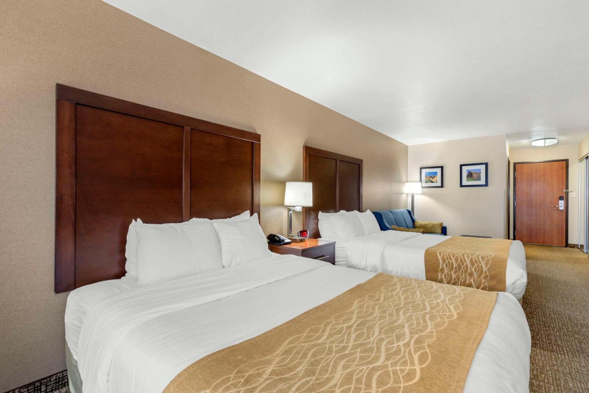 Comfort Inn & Suites Mitchell I-90 Bagian luar foto