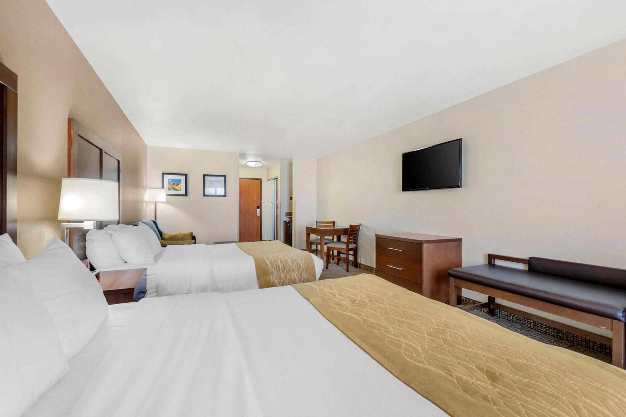 Comfort Inn & Suites Mitchell I-90 Bagian luar foto