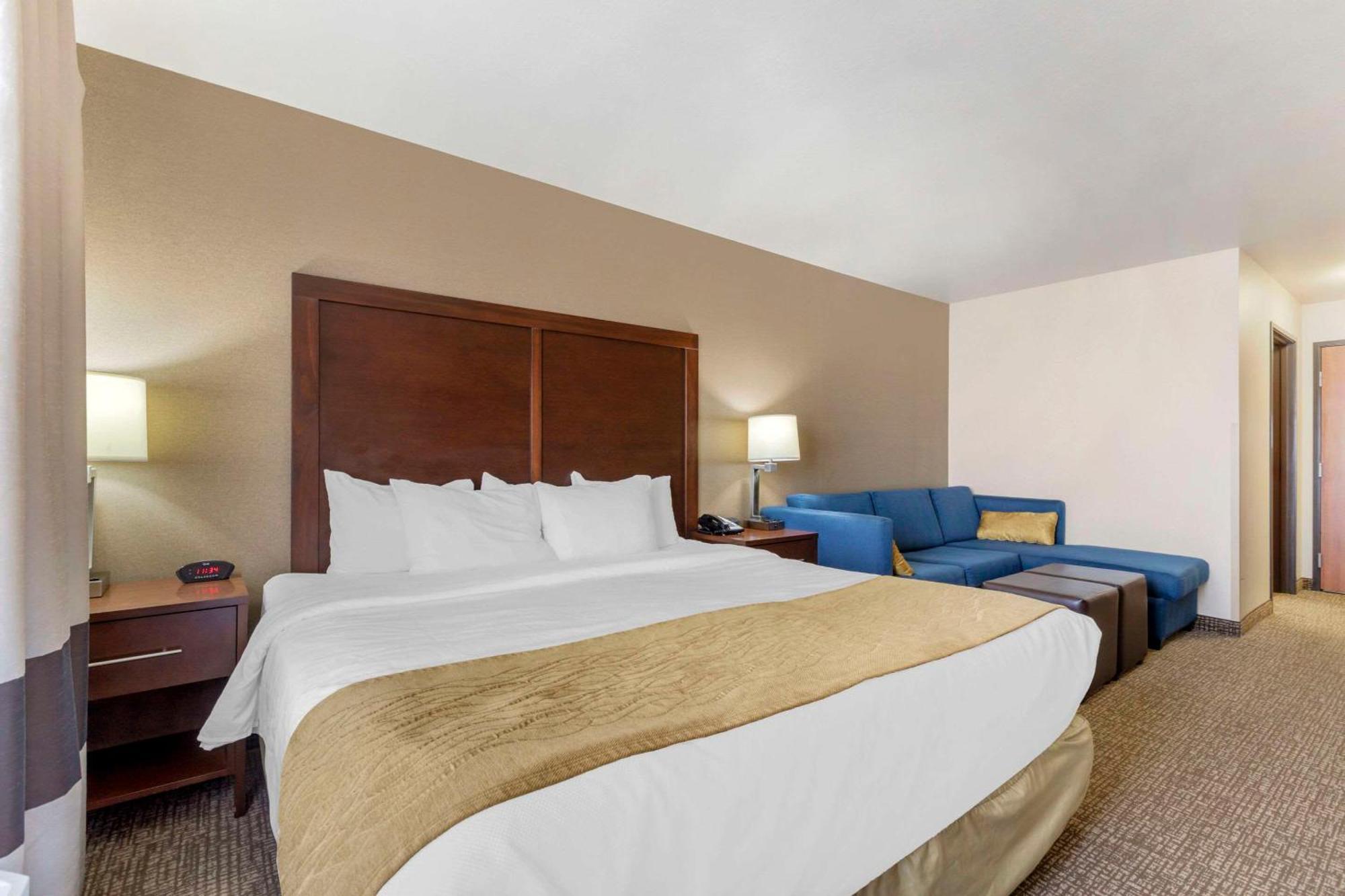 Comfort Inn & Suites Mitchell I-90 Bagian luar foto